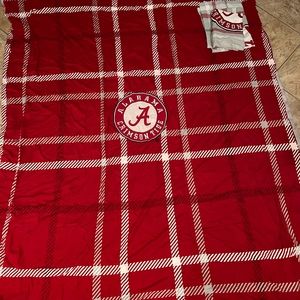Alabama full-sized comforter with two pillow shams